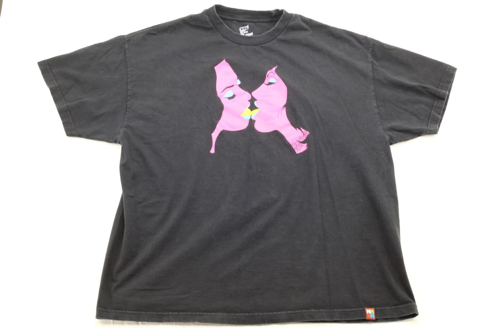 Graphic T-shirt In Black Featuring Kissing Women